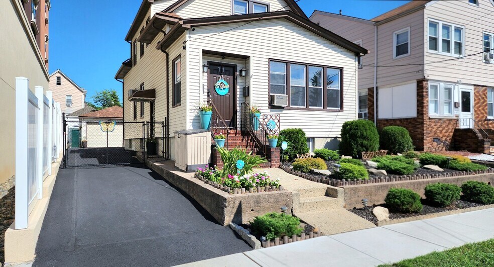 Building Photo - 11 Banta Ave