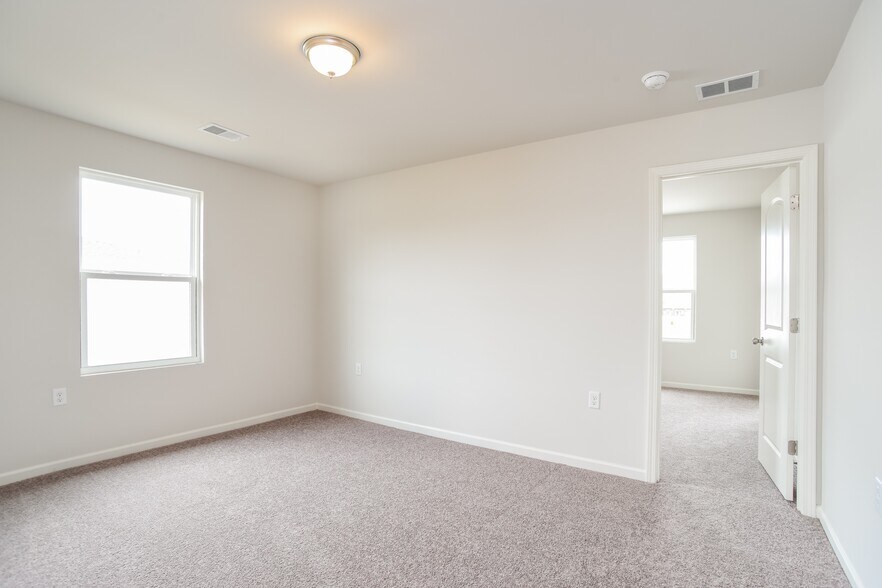 Building Photo - 4033 Lake Russell Dr