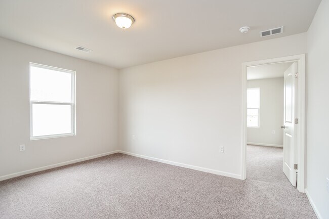 Building Photo - 4033 Lake Russell Dr