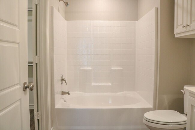 Building Photo - 5421 Meadow Ridge Dr