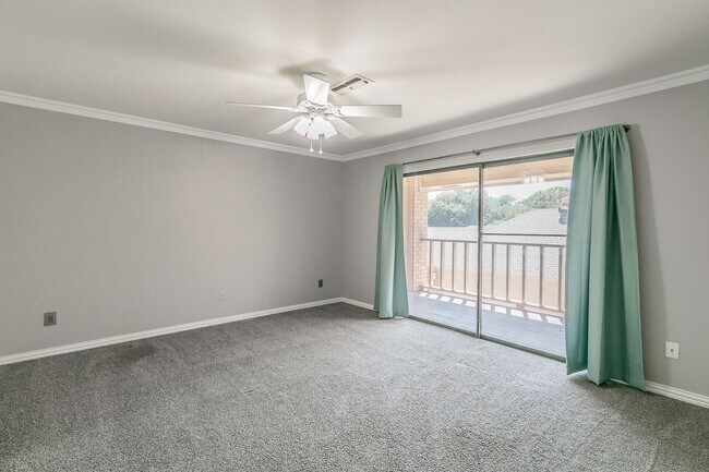 Building Photo - BEAUTIFUL and SPACIOUS Townhome in Ideal L...