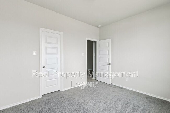 Building Photo - 968 Ravenwood Ln