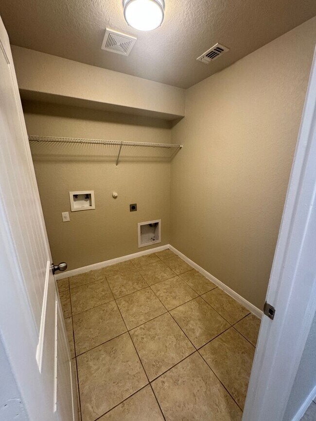Building Photo - Ready for MOVE-IN - Very Nice- 1 Story 3 B...