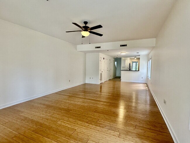 Building Photo - Beautiful Two Bedroom Townhome Located in Bluffton Village!