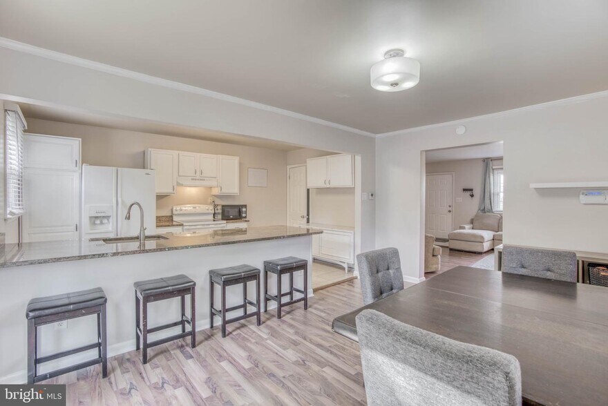 Building Photo - 9909 Maidbrook Rd