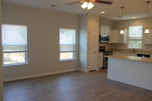 Building Photo - Beautiful Townhome in Wellstone