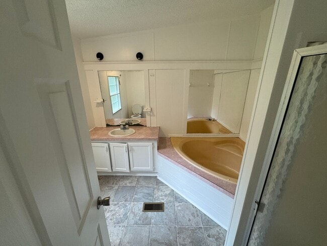 Building Photo - Doublewide in Princeville - Private locati...