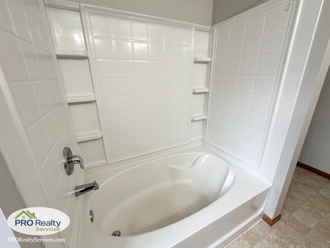 Building Photo - 2 Bedroom Updated Townhome