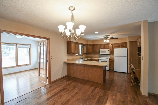 Building Photo - Spacious 5-Bedroom Split-Level in Southwest Sioux Falls with 4-Season Room & Fenced Yard!