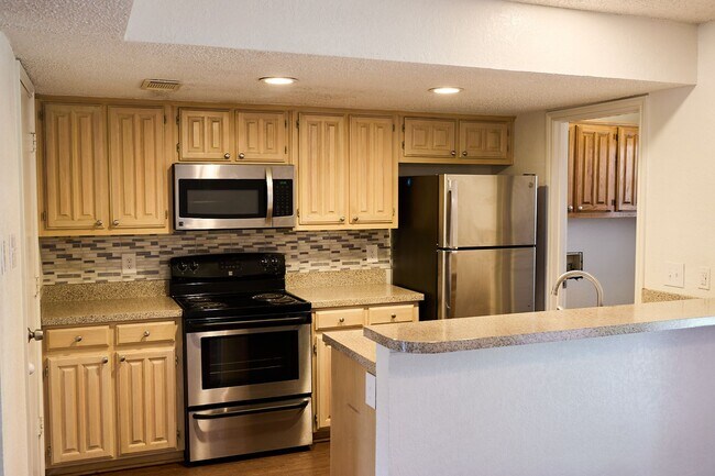 Building Photo - 900 Kilkenny Ct