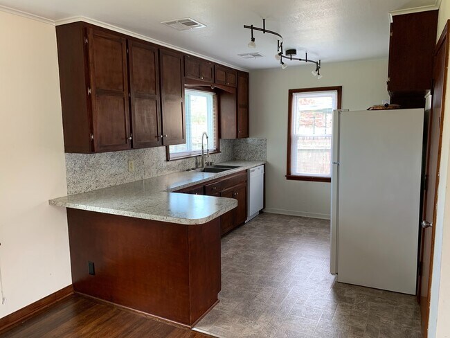 Building Photo - Adorable 3 Bd 1 ba w/ garage