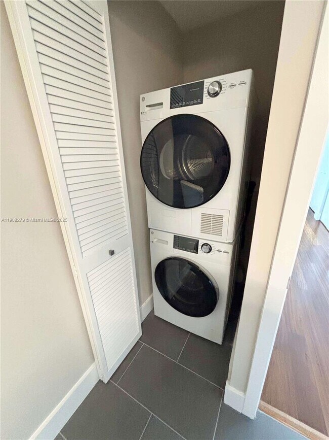 Building Photo - 601 NE 36th St