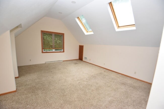 Building Photo - 4 bedroom 2.5 bath South Bend home on larg...