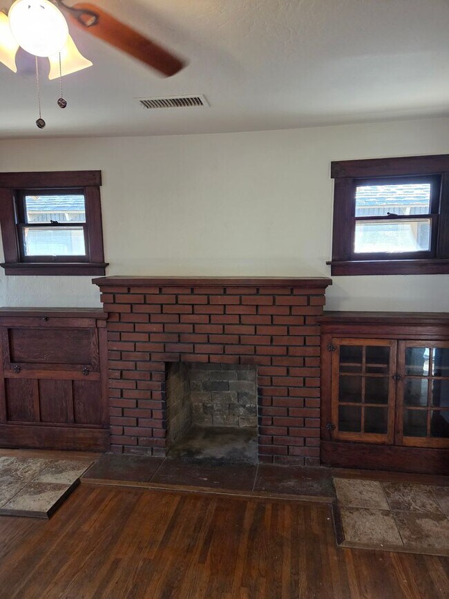 Building Photo - Two bedroom Charmer