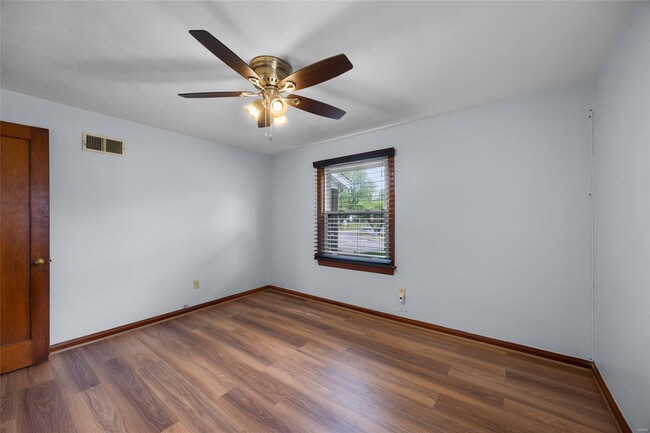 Building Photo - 9537 Chester Ave