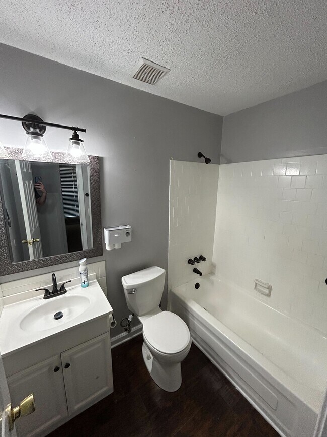 Building Photo - 728 Amity Ln