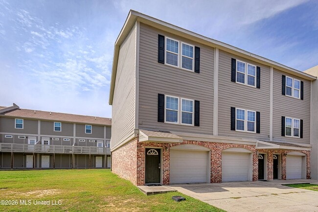 Building Photo - 611 Peach St