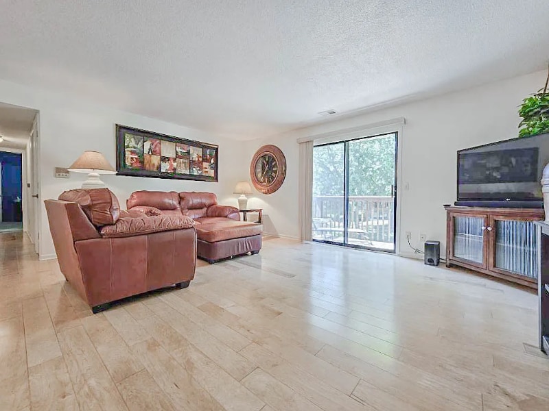 Building Photo - 9523 University Ave