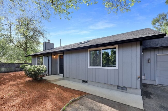Building Photo - Updated 3 bedroom 2 bath house in a great ...