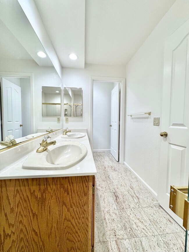 Building Photo - 4378 Conejo Dr