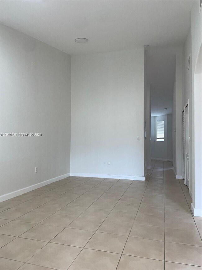 Building Photo - 2637 SE 16th Terrace