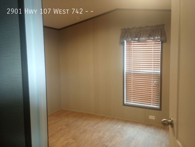 Building Photo - 2 bed 1 bath available!