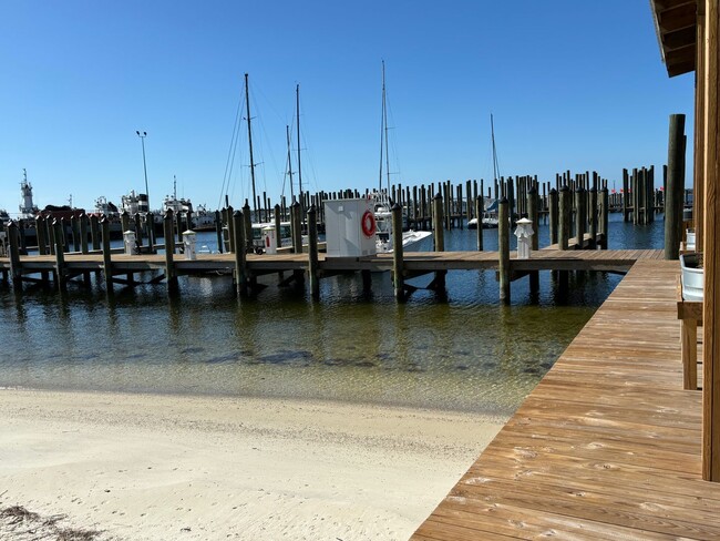 Building Photo - 1 Bedroom Condo with Boat Slip