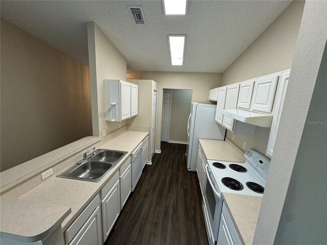 Building Photo - 545 Golfview Ct