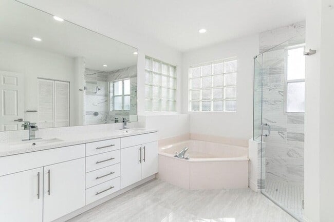 Building Photo - 10879 Handel Pl