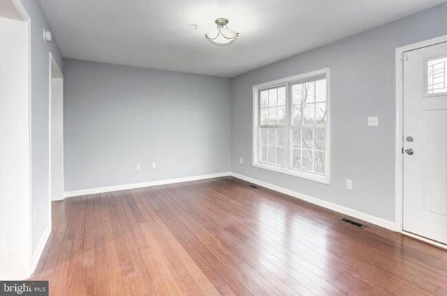 Building Photo - Spacious single family home with full basement