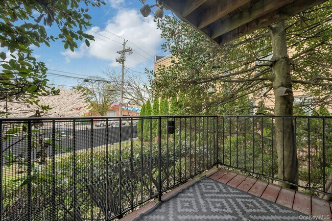 Building Photo - 417 City Island Ave