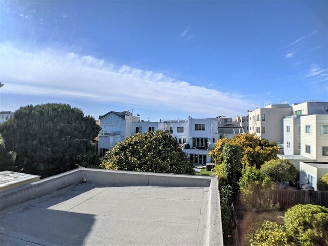 Building Photo - 2128 Bay St