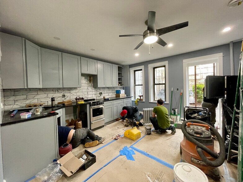 Building Photo - 335 E 116th St