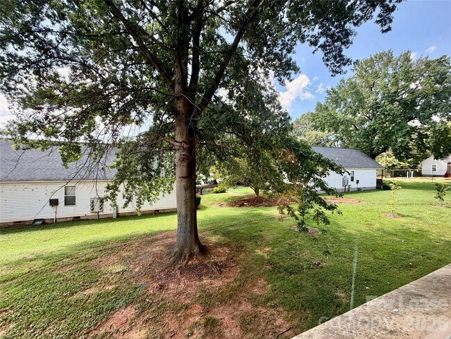 Building Photo - 201 S Hoskins Rd