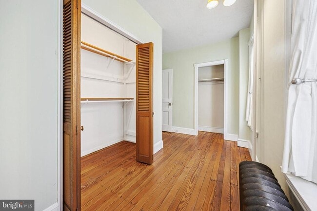 Building Photo - 437 Roxborough Ave