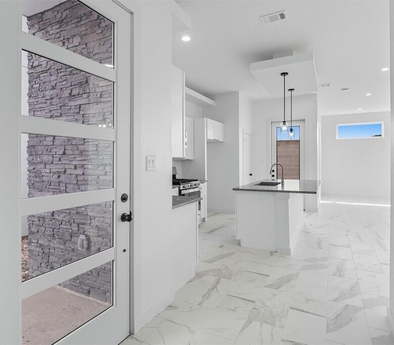 Building Photo - 2921 El Fenice Ln