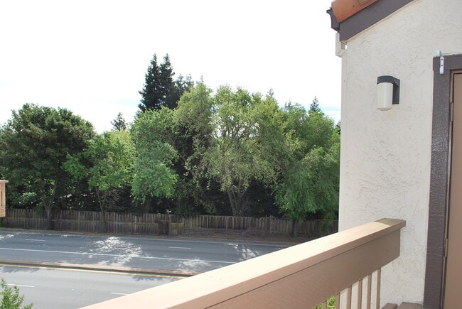 Building Photo - BRIGHT TOP FLOOR 2 BEDROOM CONDO ! Vaulted...