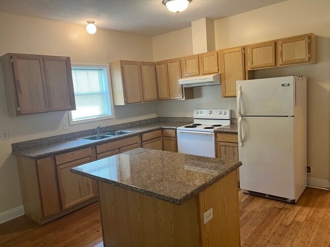 Building Photo - Beautiful 2/1 duplex