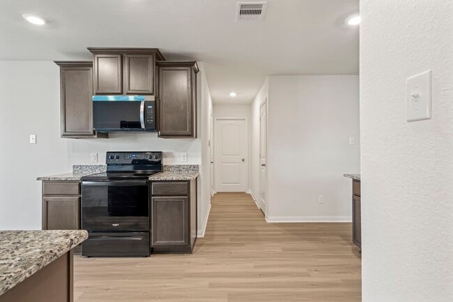 Building Photo - 15231 Central Lakes Dr