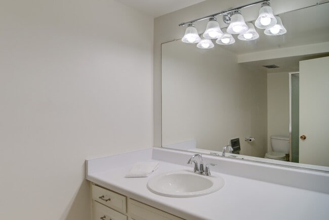 Building Photo - 328 Avenida Carmel