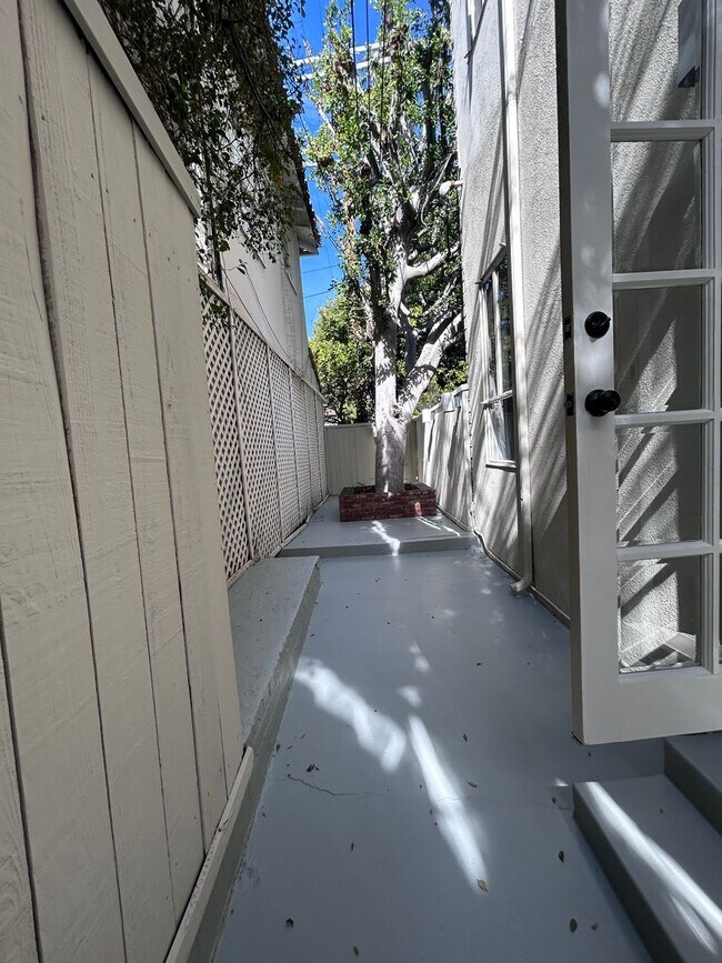 Building Photo - 9080 Shoreham Dr