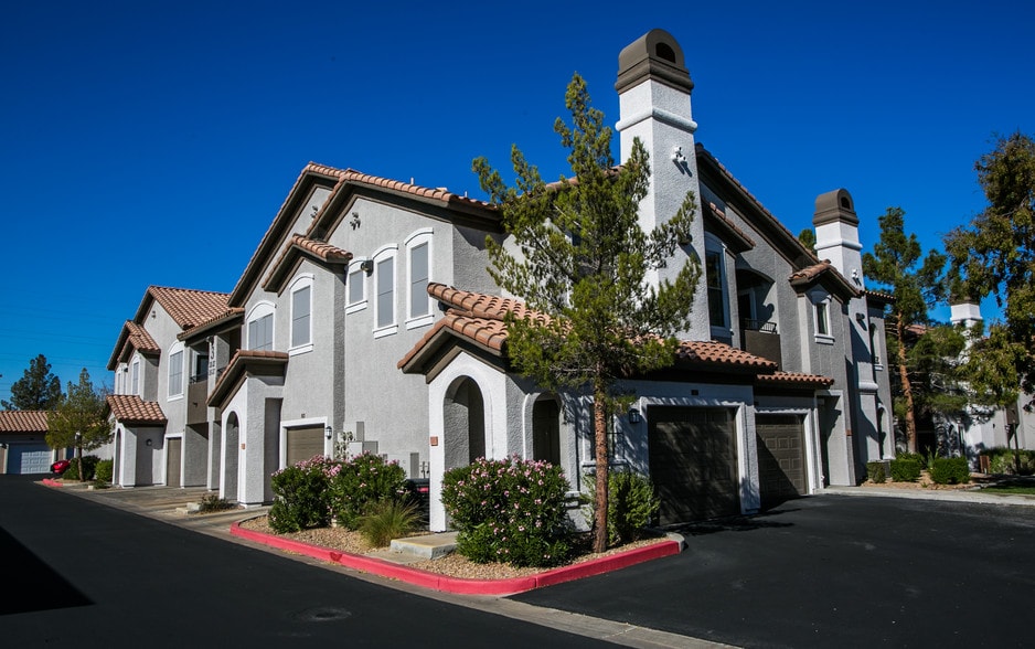 Building Photo - Cyan at Green Valley