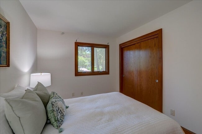 Building Photo - Move in Ready Hill Farms Ranch!