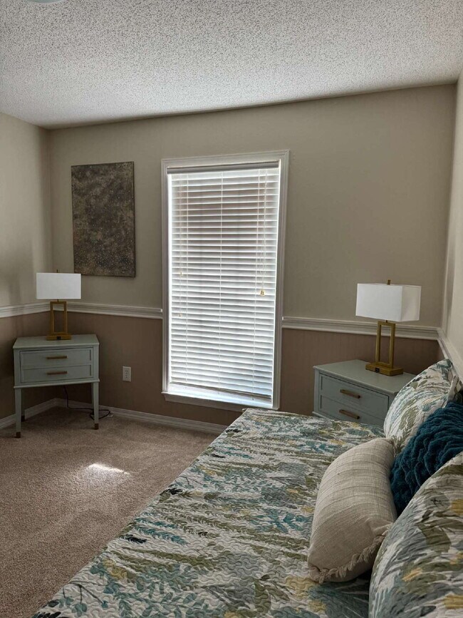 Building Photo - "Spacious 4-Bed Family Home in Milton with...