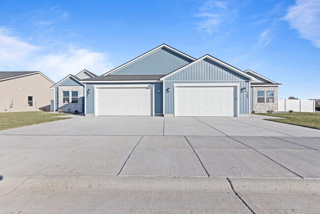 Building Photo - LEASE TAKE OVER PLEASE CALL TENANTS BRITTNEY 480-868-7733 OR Gunner Norton 480-450-0666 -FOR THIS...