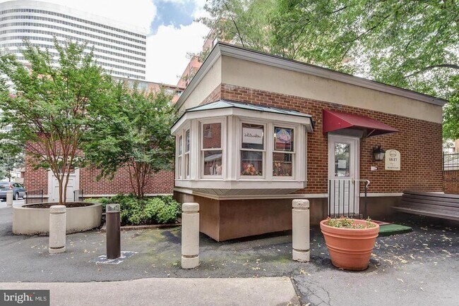 Building Photo - 1111 Arlington Blvd