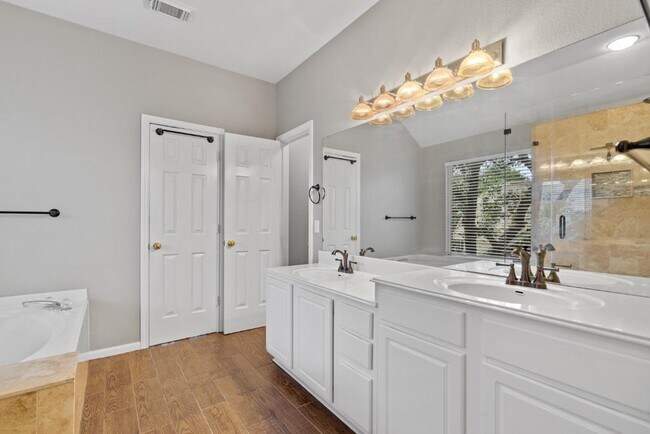 Building Photo - 10724 Thoroughbred Dr
