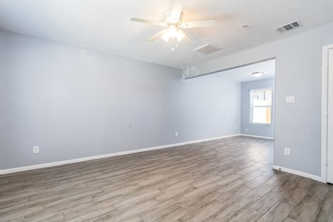 Building Photo - 207 N Poplar St