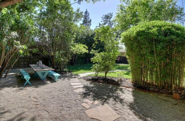 Building Photo - Elegant Fully Renovated 3/3 in Fair Oaks!