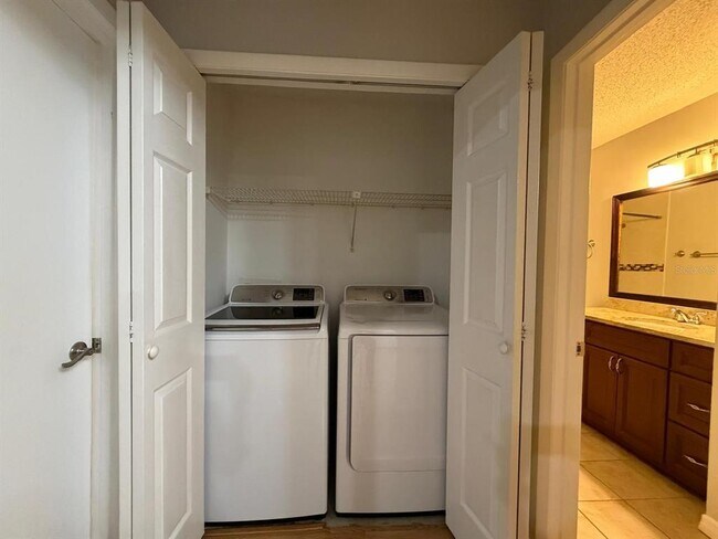 Building Photo - 8643 Mallard Reserve Dr